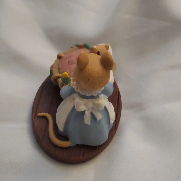 Forest Friends Mice All Tucked In Mom & Babies Sleeping in Walnut Shell AVON - Picture 9 of 11